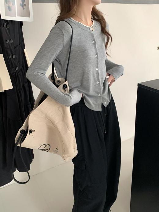 「显瘦纸片人」MIU系法式假两件圆领撞色开衫，进口莱赛尔醋纤美利奴羊毛面料，触感亲肤，4色任选，通勤休闲都适配长裤/长裙/短裤/短裙随便搭 商品图3