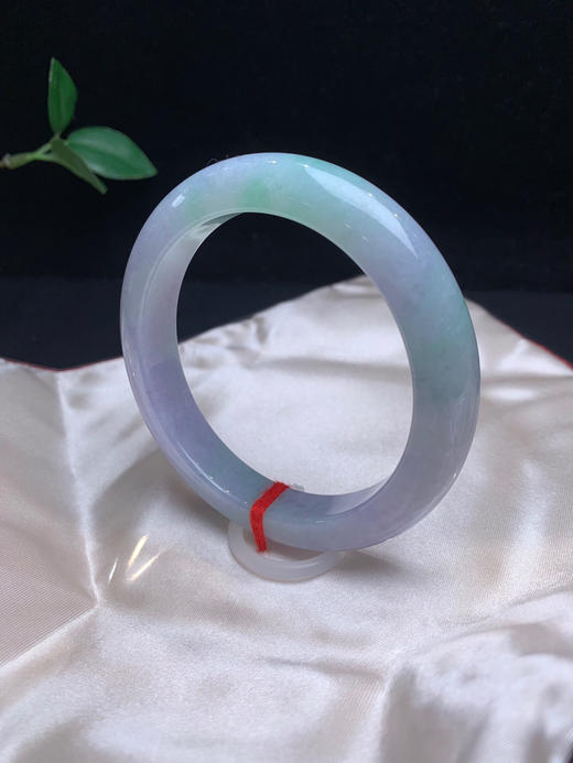 612342，61.8春彩大圈口手镯，有紫有绿，紫色见光不失色，上手效果漂亮，略有些颗粒感 商品图1