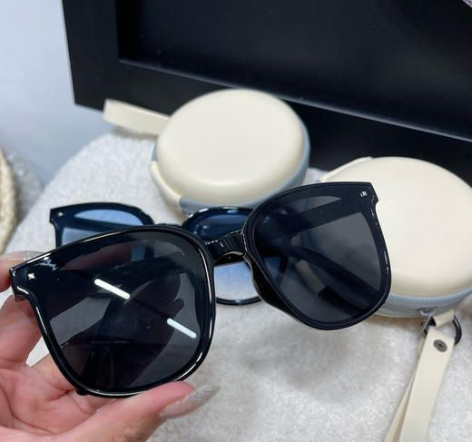 特价亏本清货，蕉下原厂代工气垫折叠墨镜，有3000付，现货供应！四个款式。 商品图6