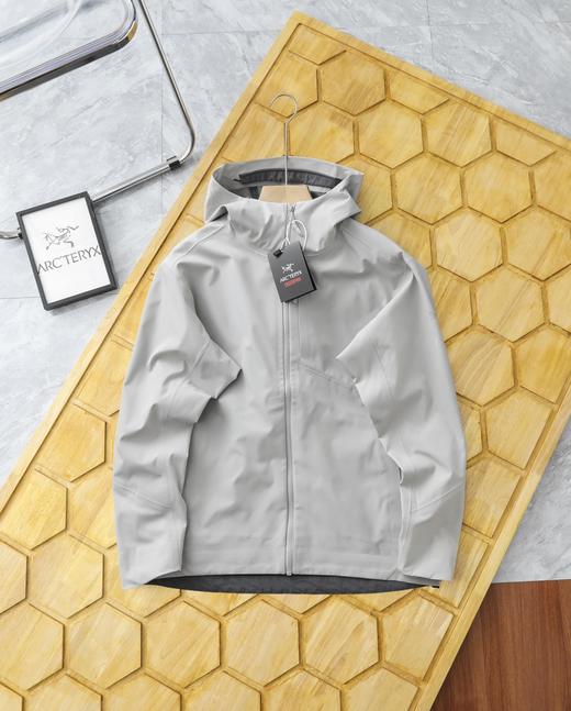 点此购买 始祖鸟男士商务系列防风防泼水全压胶连帽冲锋衣外套 LL 310759 商品图3