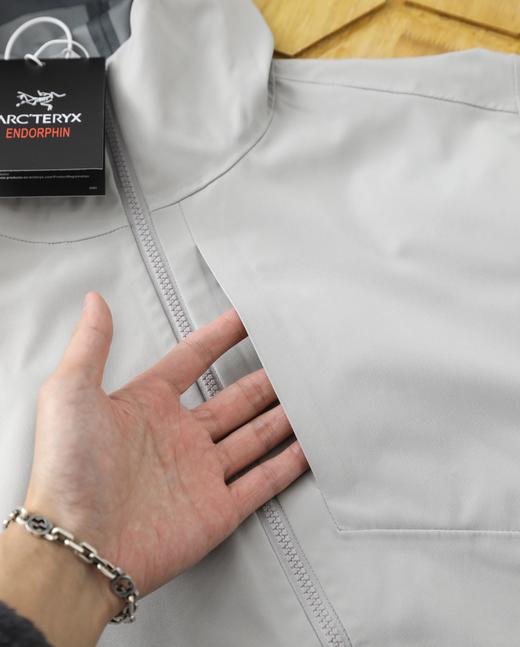 点此购买 始祖鸟男士商务系列防风防泼水全压胶连帽冲锋衣外套 LL 310759 商品图14