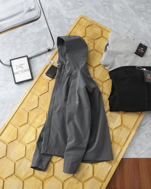 点此购买 始祖鸟男士商务系列防风防泼水全压胶连帽冲锋衣外套 LL 310759 商品图10