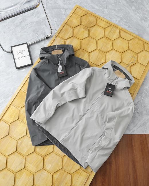 点此购买 始祖鸟男士商务系列防风防泼水全压胶连帽冲锋衣外套 LL 310759 商品图13