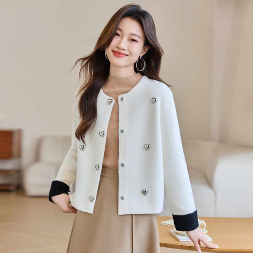 CC-XFY-2500春季新款2025小众设计感拼色气质爱心装饰针织开衫短外套女小香风 商品图0