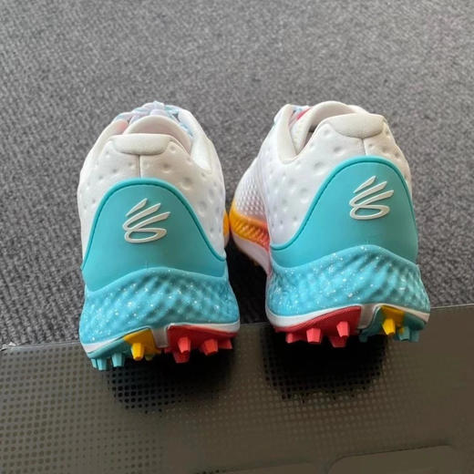 正品安德玛库里高尔夫男士球鞋，EVA中底舒适有弹力，鞋垫抗菌防臭，防滑底片抓地力更强
尺码40-44各几双 商品图3