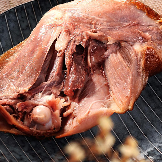 D酱卤大鸭腿，10袋超值组，严选新鲜鸭腿与多味香辛料，古法工艺腌制与酱制，肉质劲道入味，酱香浓郁，吃到嘴里肉酥绵糯，滋味鲜香，口感层次分明营养丰富D 商品图2