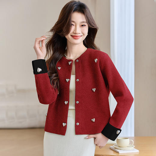 CC-XFY-2500春季新款2025小众设计感拼色气质爱心装饰针织开衫短外套女小香风 商品图3