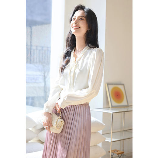 VICTORIA&VERA春季“云艾诺丝”系列亲肤舒适仿醋酸胸口立体花绑带肌理衬衫 商品图2