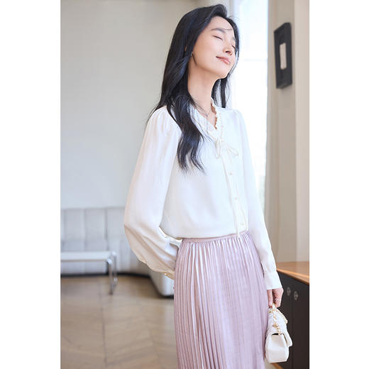 VICTORIA&VERA春季“云艾诺丝”系列亲肤舒适仿醋酸胸口立体花绑带肌理衬衫 商品图6