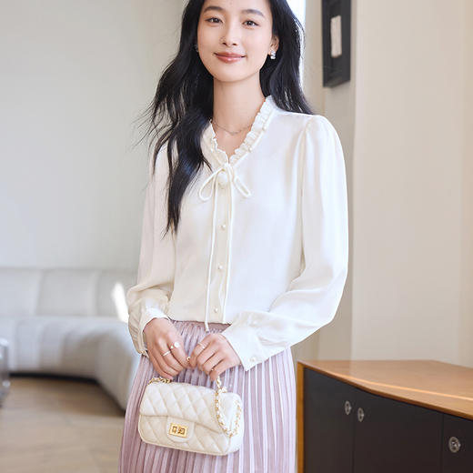 VICTORIA&VERA春季“云艾诺丝”系列亲肤舒适仿醋酸胸口立体花绑带肌理衬衫 商品图4