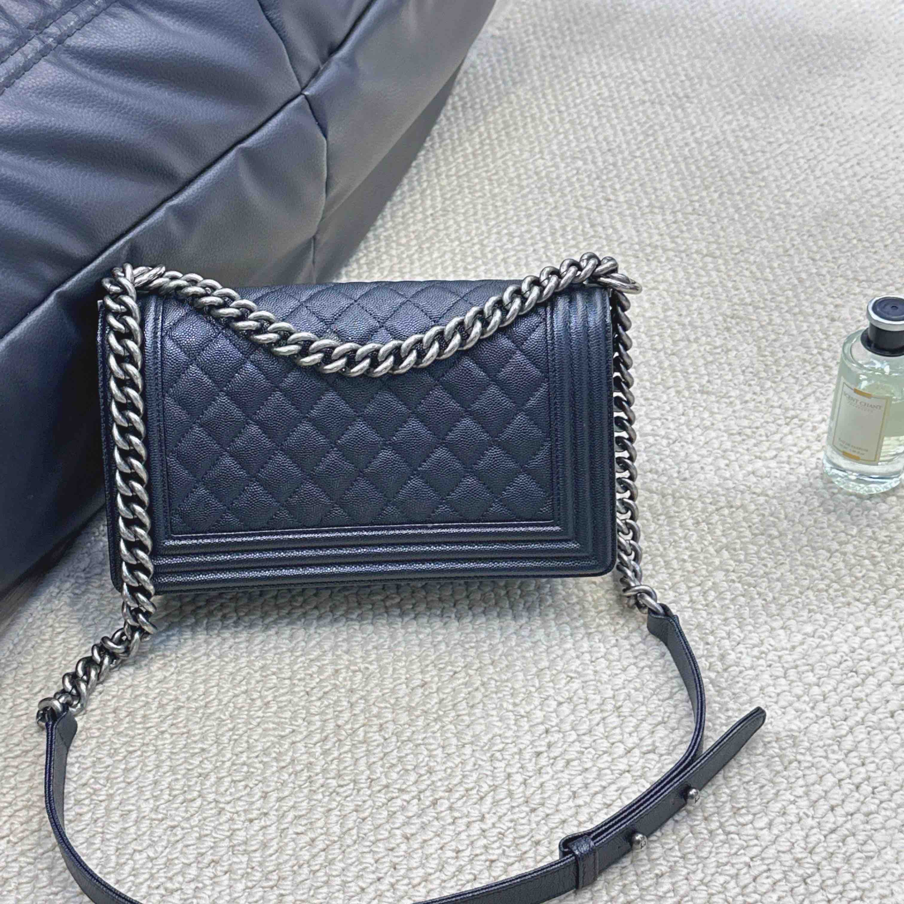chanel leboy 中号黑银 荔枝皮 斜挎包