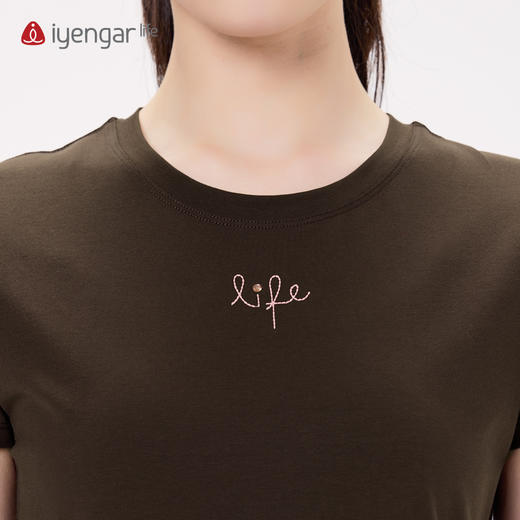 艾扬格life C1192 life刺绣女装瑜伽短袖T恤 吸湿排汗 瑜伽“life”展现 大地色系唤醒根基稳固力量 商品图5