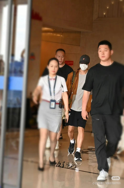 年后发！巨好穿！！强烈推荐【On昂跑×LO*WE罗家联名款户外轻便跑鞋运动鞋】明星同款！男女款都有！认准独家货源❗️出入专柜无压力！上脚显腿长~ 不管休闲还是运动都很百搭 商品图2