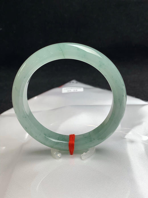 612366，55.5圈口，糯冰飘花正圈平安镯，晴水绿底色飘淡花，种水好 商品图3