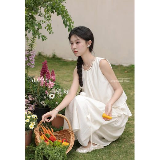 鹿向南「杏花微雨」浅色气质连衣裙女2025春季设计感无袖背心长裙 商品图3