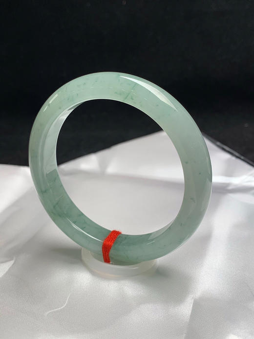 612366，55.5圈口，糯冰飘花正圈平安镯，晴水绿底色飘淡花，种水好 商品图2