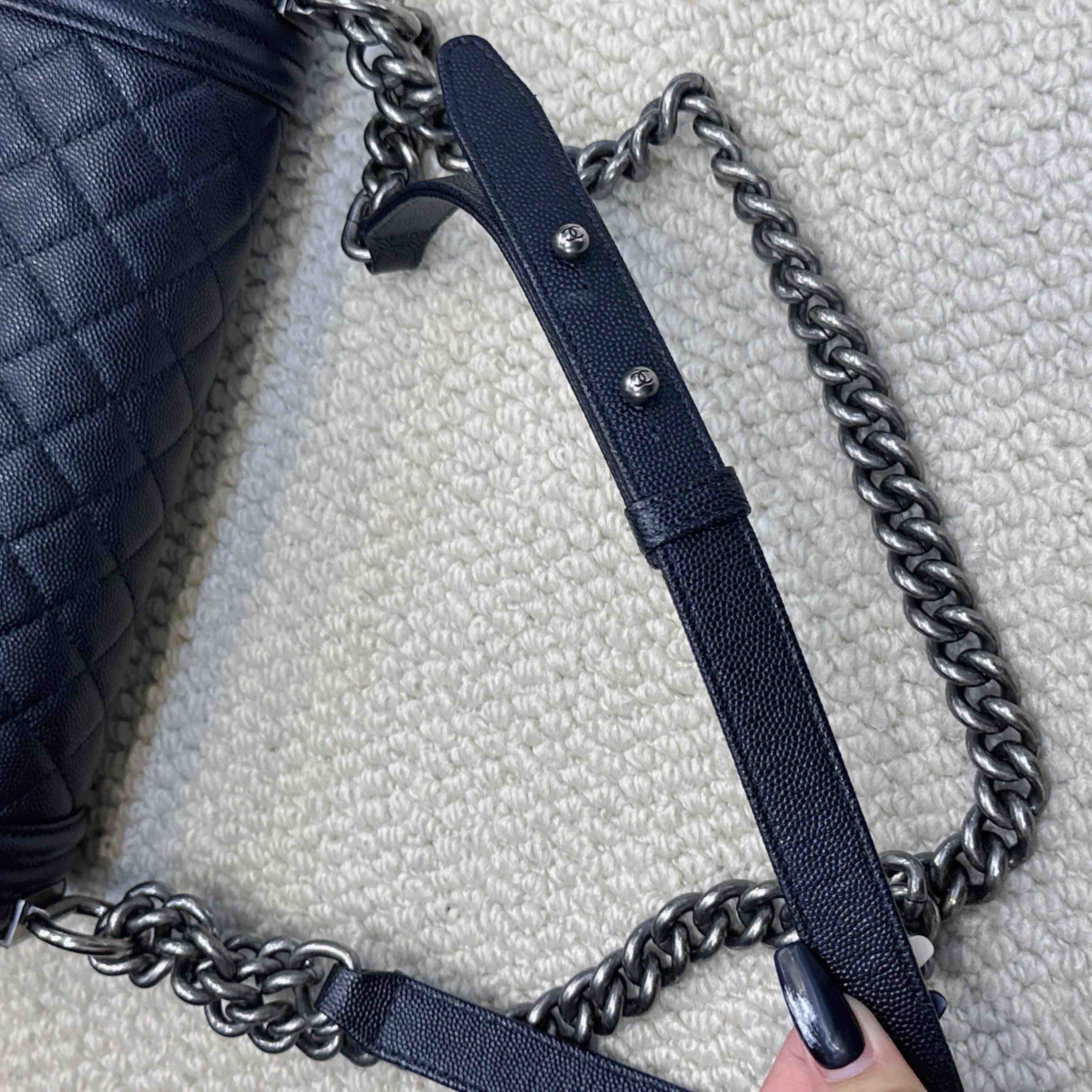 chanel leboy 中号黑银 荔枝皮 斜挎包