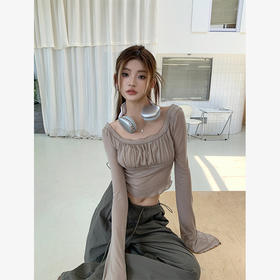 西遇修身短款上衣女新款咖色喇叭袖辣妹褶皱长袖T恤SS150152