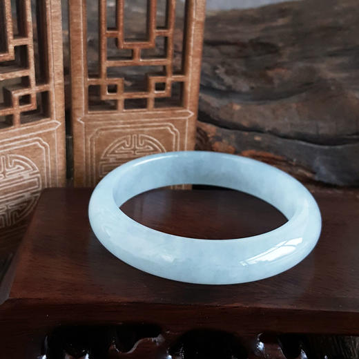 【天然正品】天然收藏级细腻正桩糯冰种浅青晴水52号翡翠手镯52号女士现售价：9880！030325AH34 商品图5