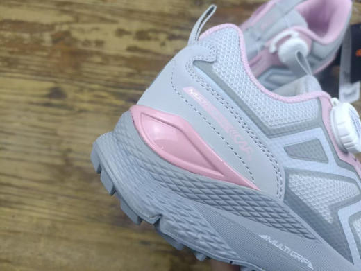 出口韩国原单女士户外徒步登山旅行鞋
钢丝旋转钮扣穿脱方便
吊牌价格折合人民币850左右!
两色。 商品图7