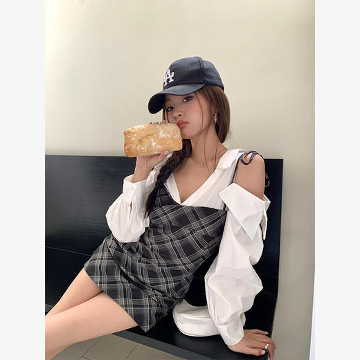西遇衬衫拼接连衣裙女新款格子露肩修身收腰长袖短裙SS150158 商品图0