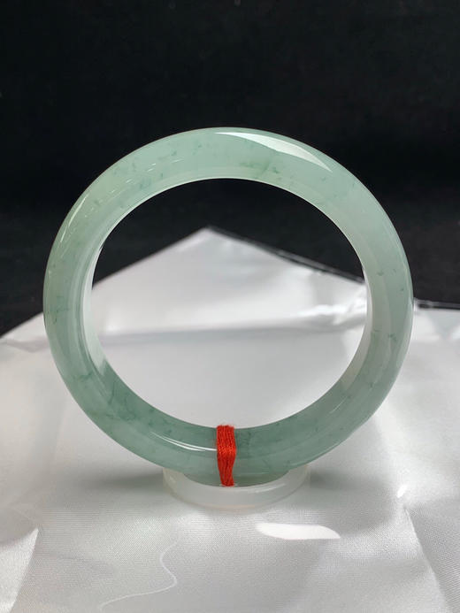 612366，55.5圈口，糯冰飘花正圈平安镯，晴水绿底色飘淡花，种水好 商品图0