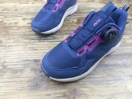 出口韩国原单女士户外徒步登山旅行鞋
钢丝旋转钮扣穿脱方便
吊牌价格折合人民币850左右!
两色。 商品图0