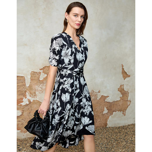 EITIE爱特爱V领不规则收腰显瘦印花连衣裙夏季新款8207934 商品图3