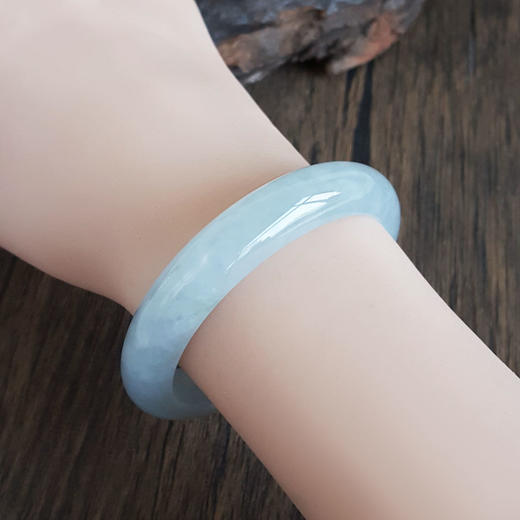 【天然正品】天然收藏级细腻正桩糯冰种浅青晴水52号翡翠手镯52号女士现售价：9880！030325AH34 商品图6