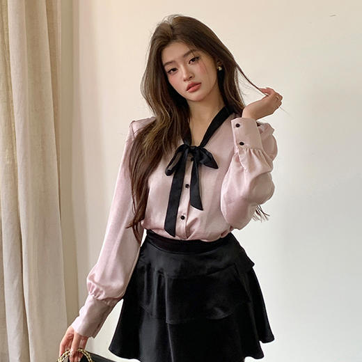 西遇法式粉色衬衫女2025年新款缎面泡泡袖系带v领开衫上衣SS150142 商品图4