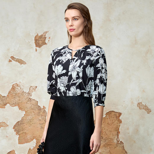 EITIE爱特爱气质直筒显瘦百搭通勤印花上衣2025夏季新款8213914 商品图5