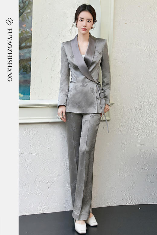 FUYAO扶摇 醋酸缎面时尚套装女2025新款国风交襟西装直筒裤两件套 商品图5