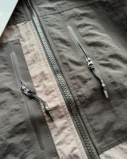 点此购买 始祖鸟春秋季男女款拼色设计连帽防水透气长袖夹克外套 XJ 310977 商品图7