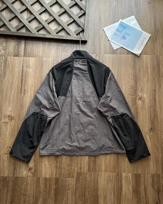 点此购买 始祖鸟春秋季男女款拼色设计连帽防水透气长袖夹克外套 XJ 310977 商品图4