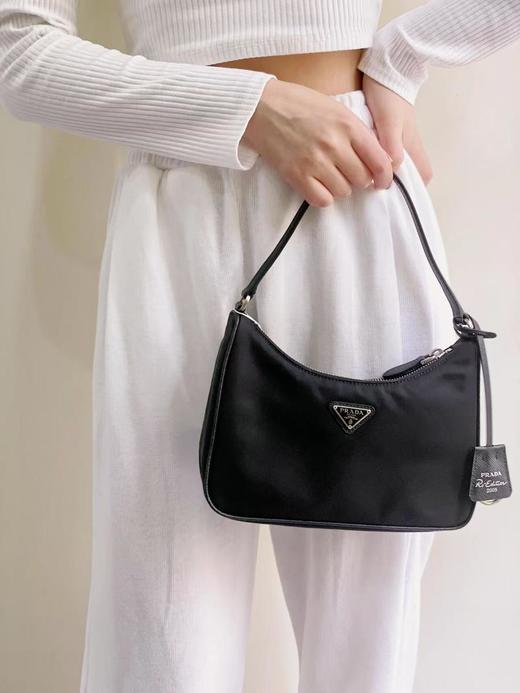 普拉达Re-Edition2055经典银扣三角标hobo腋下包（CB） 商品图4