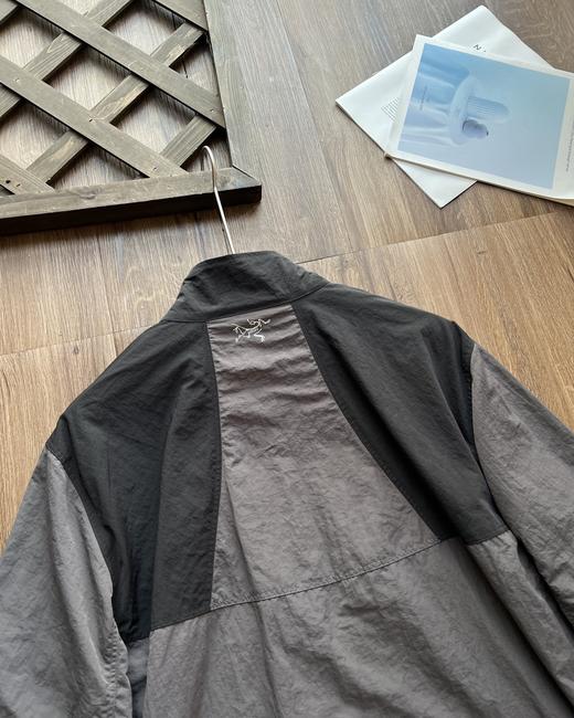 点此购买 始祖鸟春秋季男女款拼色设计连帽防水透气长袖夹克外套 XJ 310977 商品图8