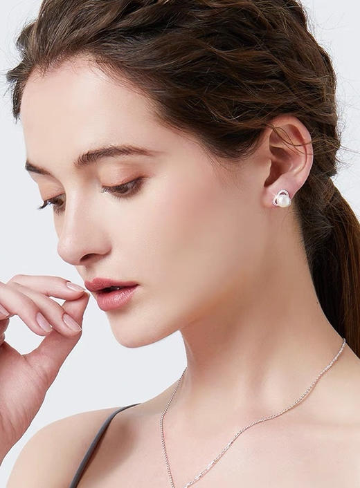 3-5天发货【精美饰品丨1990天然淡水珍珠耳钉系列】甄选优质淡水珍珠，珠体饱满款式简约百搭，精致感满满，随意搭配都不容易出错， 日常适配度很高，一年四季都可以佩戴 商品图2