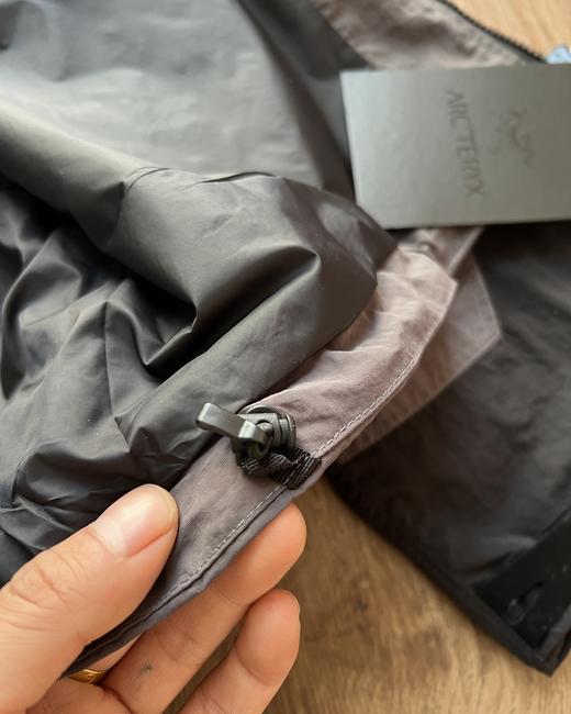 点此购买 始祖鸟春秋季男女款拼色设计连帽防水透气长袖夹克外套 XJ 310977 商品图11