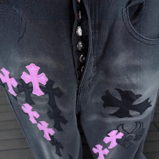 CH克罗伈2025 新款重工粉色十字架贴皮 情侣款水洗牛仔裤潮牌长裤 商品图4