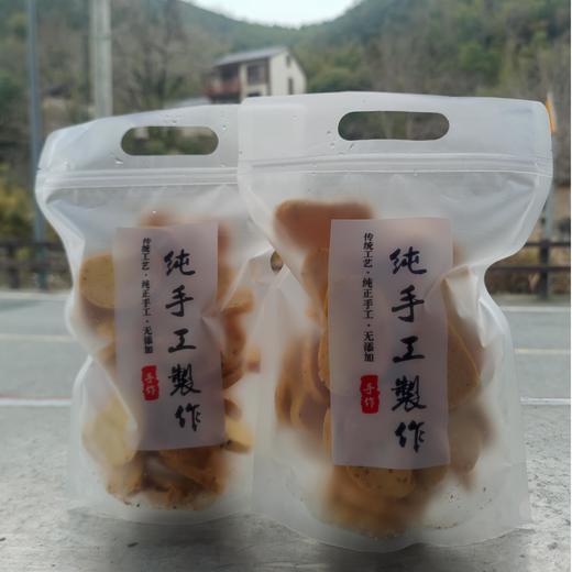 【手工馒头片】来自同事妈妈家的农家小零嘴，临安本地人种的老南瓜和面，配上鸡蛋、纯牛奶，手工制作，没有添加剂，甜度适中，口感香酥脆，也适合老人小孩吃哦。200克/袋，江浙沪圆通包邮~ 商品图4
