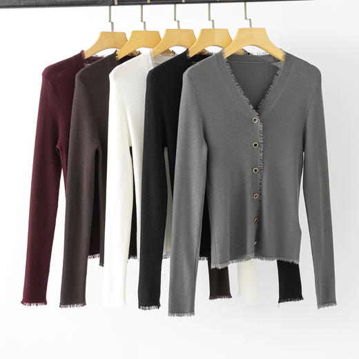 【高品质私服】【扬子精纺羊毛坑条V领流苏开衫】德国斯托尔16针细针加工，针法细腻平整YS88306-CC 商品图0