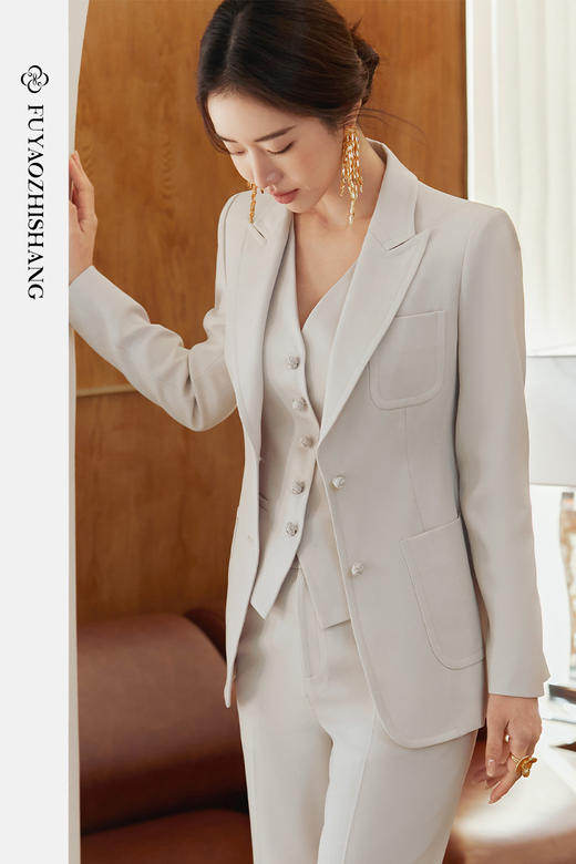 FUYAO扶摇 杏色西装外套女春季职业装高级感西服马甲老钱风三件套 商品图5