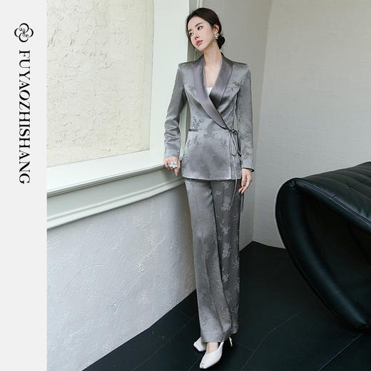 FUYAO扶摇 醋酸缎面时尚套装女2025新款国风交襟西装直筒裤两件套 商品图3