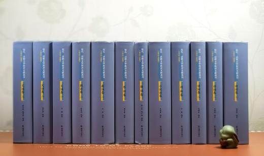 《现代话体文学批评文献丛刊》，精装，32开，全12册，黄霖主编，凤凰出版社2020年一版一印，8916页，总定价：1694页，售价525元，另有几种组合小套装。品相95成。 商品图0