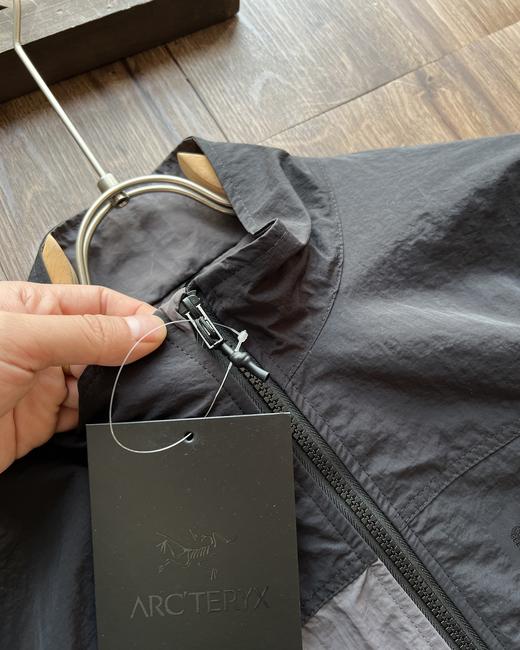 点此购买 始祖鸟春秋季男女款拼色设计连帽防水透气长袖夹克外套 XJ 310977 商品图6