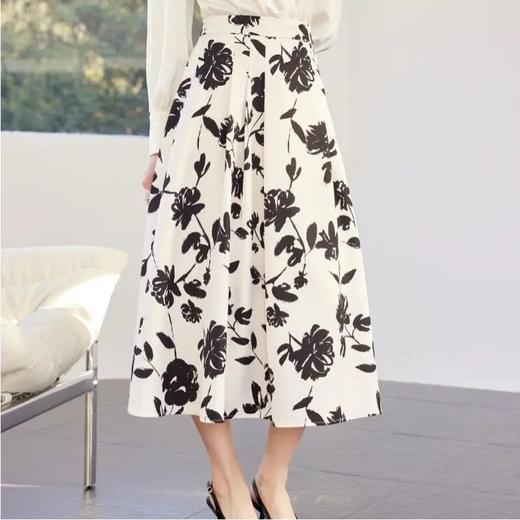 全新升级【铂金会员146/天猫199/差价53】(10942) 洛诗琳25春夏新款法式优雅缎面花色收腰大摆围吊带连衣裙 商品图1