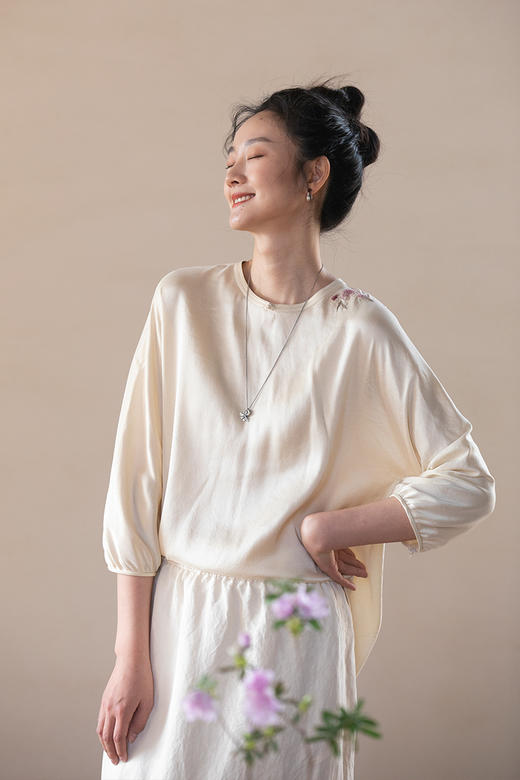 牧衣游原创 手工刺绣重磅真丝炒色套头衫桑蚕丝圆领上衣 听春雨 商品图5