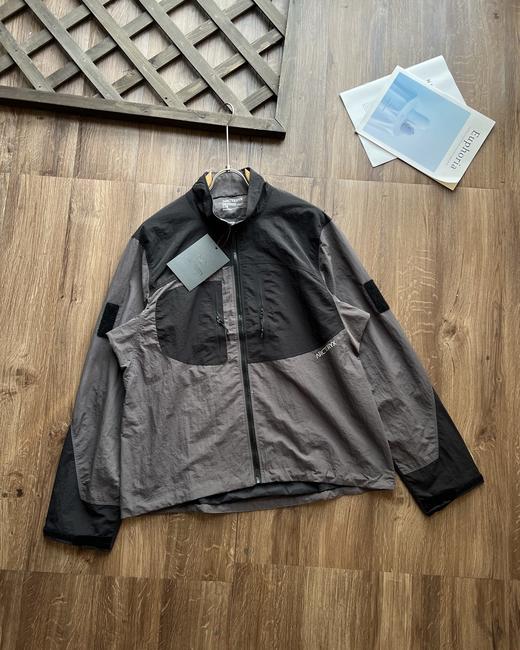 点此购买 始祖鸟春秋季男女款拼色设计连帽防水透气长袖夹克外套 XJ 310977 商品图2