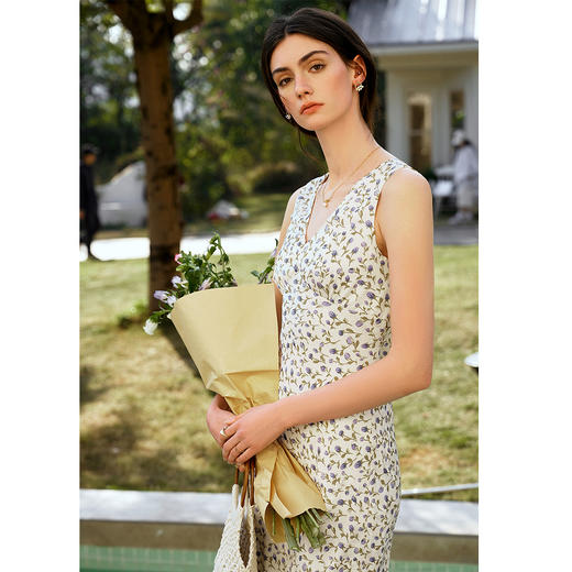 
OLrain欧芮儿法式花色连衣裙女夏季2025新款时尚碎花V领无袖长裙 商品图3