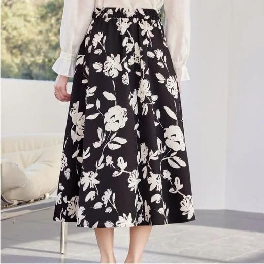 全新升级【铂金会员146/天猫199/差价53】(10942) 洛诗琳25春夏新款法式优雅缎面花色收腰大摆围吊带连衣裙 商品图2